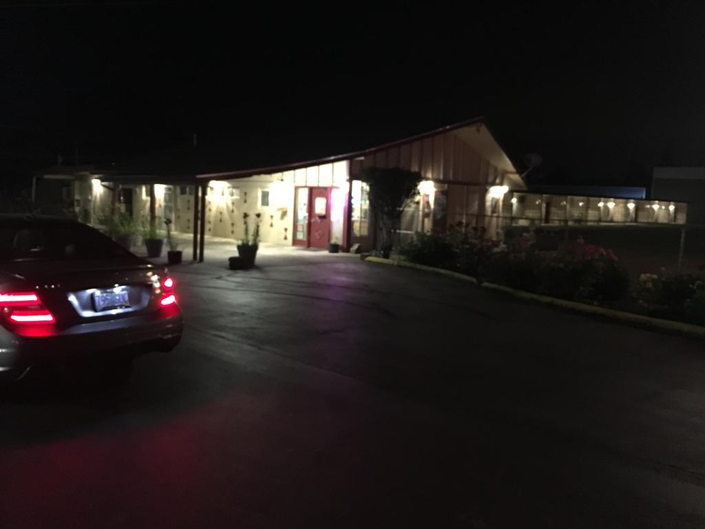 Budget Inn Motel Вудберн Екстер'єр фото